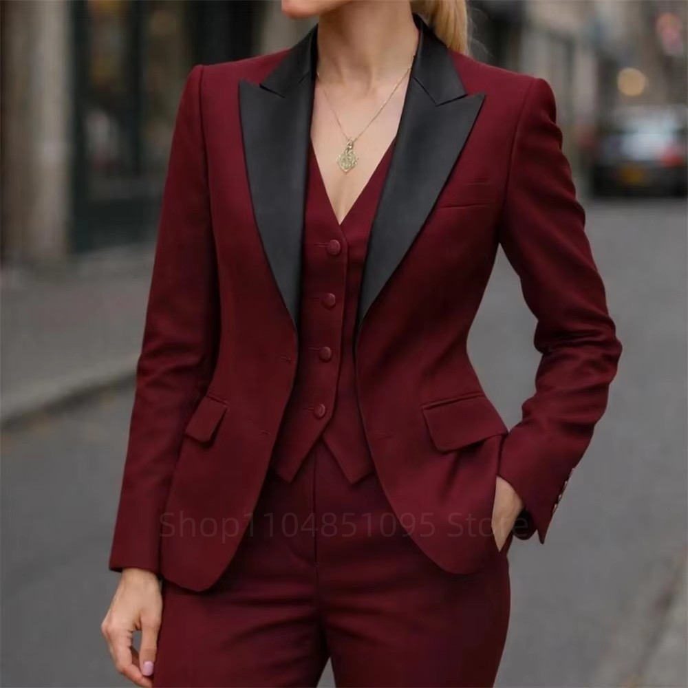 Embroidery Online - بدلة نسائية أنيقة عالية الجودة مكونة